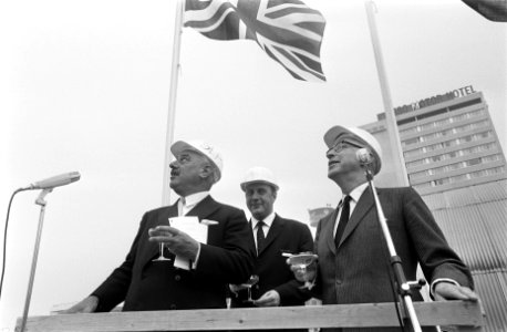 Burg. Dr. J. Samkalden van Amsterdam bij het hijsen vh stalen bouwelement vh n, Bestanddeelnr 922-5291