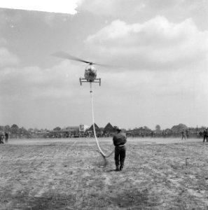 Buisvervoer door de lucht per helicopter Helicopter met de buis, Bestanddeelnr 912-5108