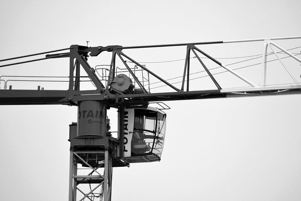 Gear lifting building