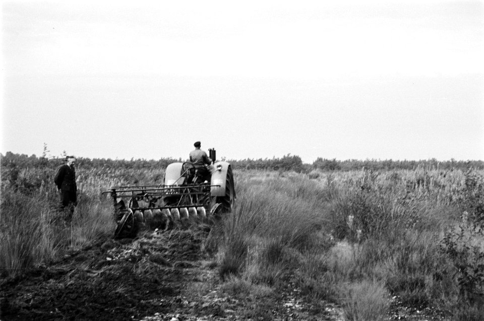 Buntgras, arbeiders, machines, werktuigen, schijvenstoppelploeg, De Rips, Bestanddeelnr 170-0733