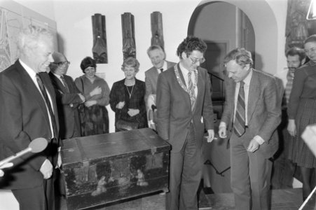Burg. Van Thijn neemt Mirakelkist in ontvangst in het Amsterdams-Historisch Muse, Bestanddeelnr 933-2725