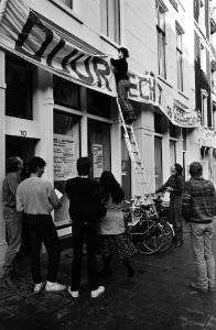 Bureau voor rechtshulp aan de Spuistraat in Amsterdam wordt gesierd met een span, Bestanddeelnr 932-4286