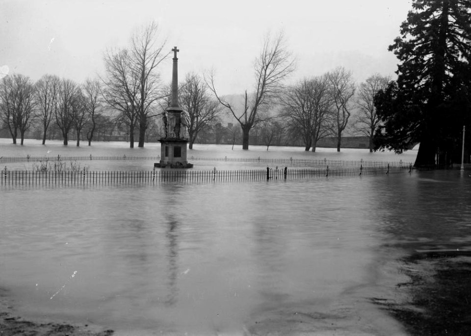 Builth Wells war memorial and floods (1293731)