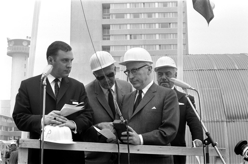Burg. J. Samkalden van Amsterdam bij hijsen stalen bouwelement nieuwe Alpha hote, Bestanddeelnr 922-5287