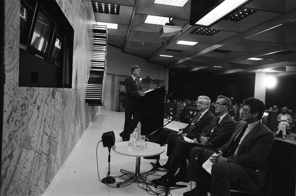 Burg. Van Thijn opent PTT-glasvezelnet v.l.n.r. staatssecretaris Bolkenstein , , Bestanddeelnr 933-4546