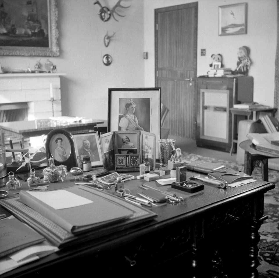 Bureau van prins Bernhard in diens werkkamer, Bestanddeelnr 255-7756