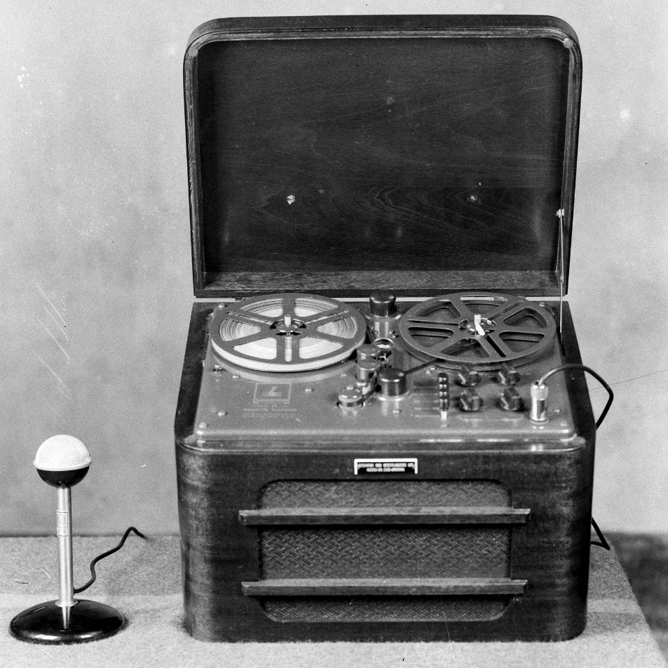 Brush Soundmirror BK-401 tape recorder