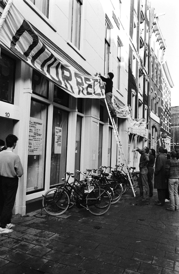 Bureau voor rechtshulp aan de Spuistraat in Amsterdam wordt gesierd met een span, Bestanddeelnr 932-4287