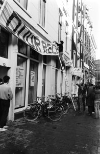 Bureau voor rechtshulp aan de Spuistraat in Amsterdam wordt gesierd met een span, Bestanddeelnr 932-4287