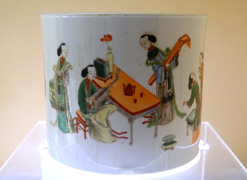 Brush pot with beauties, China, Qing dynasty, Kangxi period, 1662-1722 AD, five colors - Sichuan Provincial Museum - Chengdu, China - DSC04127