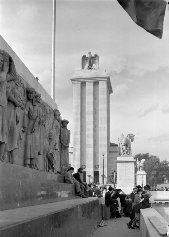 Brussel. Gezicht op het Duitse paviljoen met links het paviljoen van de Sovjet-U, Bestanddeelnr 254-2698