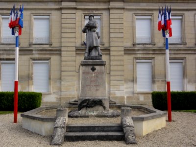 Bruyères-et-Montbérault (Aisne) monument aux morts