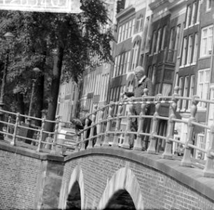 Bruggen beschilderen in Amsterdam, Bestanddeelnr 912-6340 photo