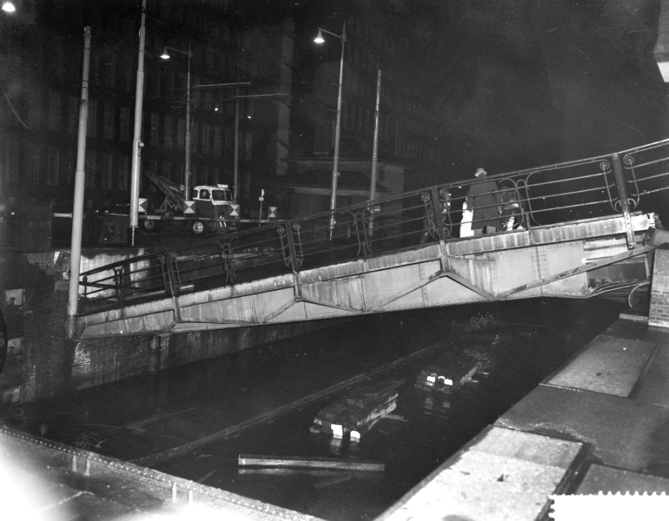 Brug van de Parksluizen te Rotterdam ingestort door het afbreken van een contrag, Bestanddeelnr 910-8967
