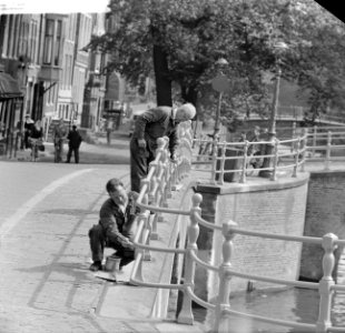 Bruggen beschilderen in Amsterdam, Bestanddeelnr 912-6339 photo