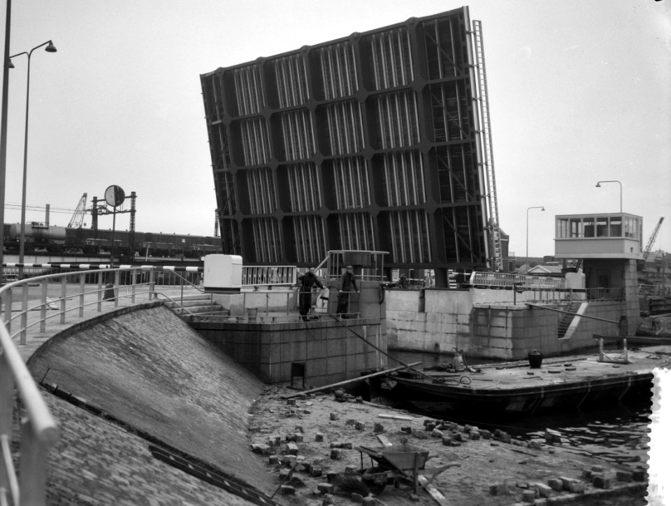 Brug over Westerdokssluis voor opening gereed, Bestanddeelnr 911-8046