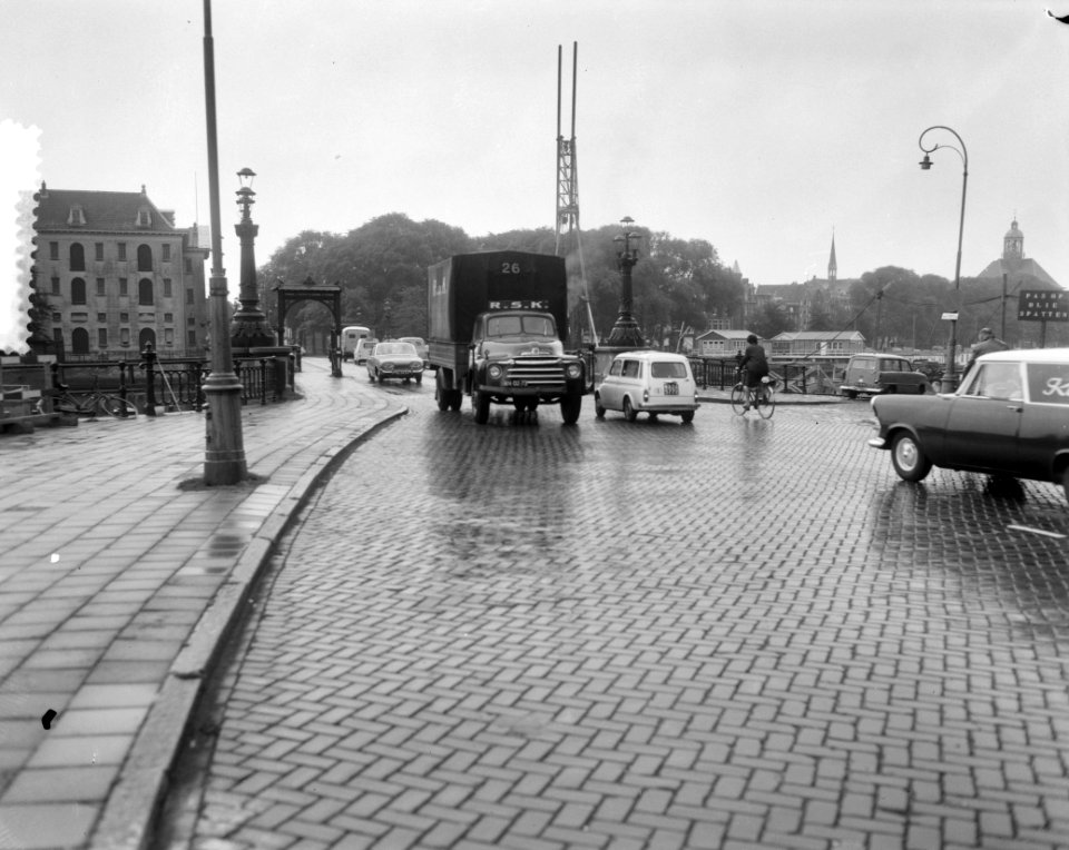 Bruggenbouw tussen Prins Hendrikkade en Kadijksplein, smalle brug tussen Kadijks, Bestanddeelnr 916-7565
