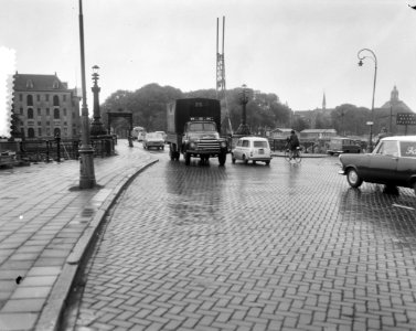 Bruggenbouw tussen Prins Hendrikkade en Kadijksplein, smalle brug tussen Kadijks, Bestanddeelnr 916-7565