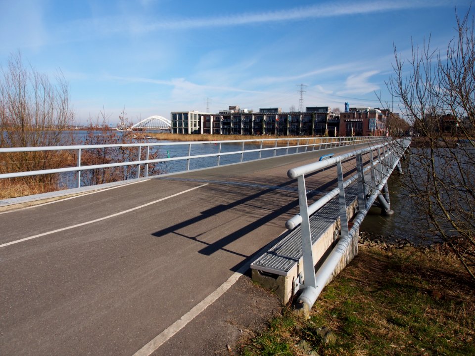 Brug 2037, Hein de Haanbrug, tussen de Diemerzeedijk en de Jan Olphert Vaillantlaan foto 1