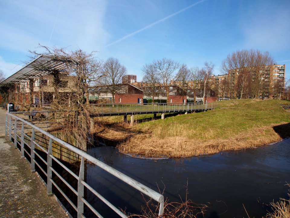 Brug 2289 in het centrale plantsoen rond de Bep van Klaverenboulevard