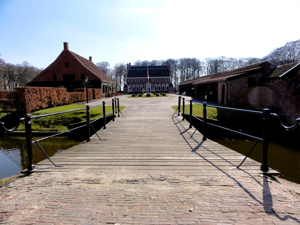 Brug voorplein Menkemaborg