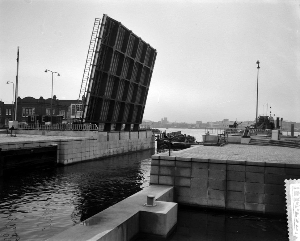 Brug over Westerdokssluis voor opening gereed, Bestanddeelnr 911-8045