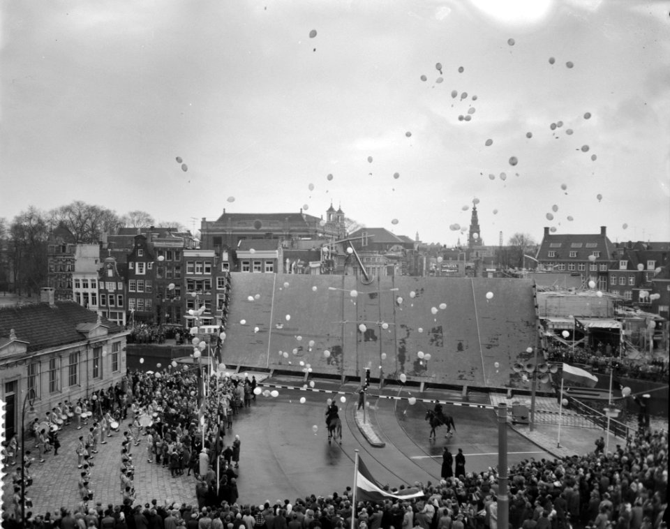 Bruggendag in Amsterdam, balonnetjes worden opgelaten, Bestanddeelnr 911-8201