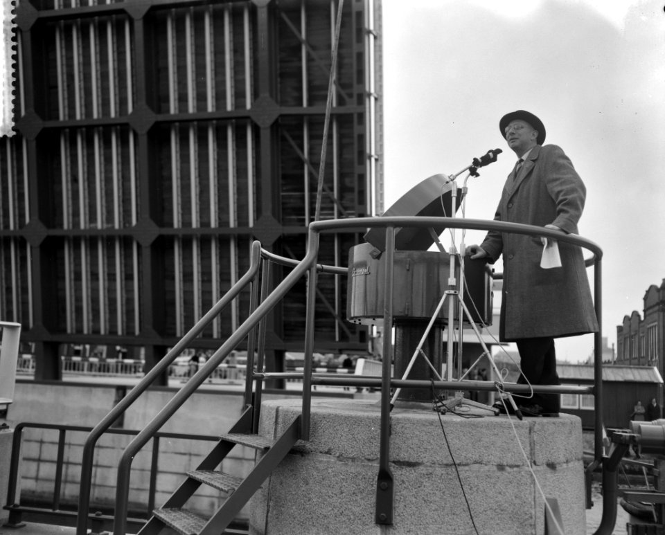 Bruggendag in Amsterdam, wethouder Van t Hull, Bestanddeelnr 911-8195