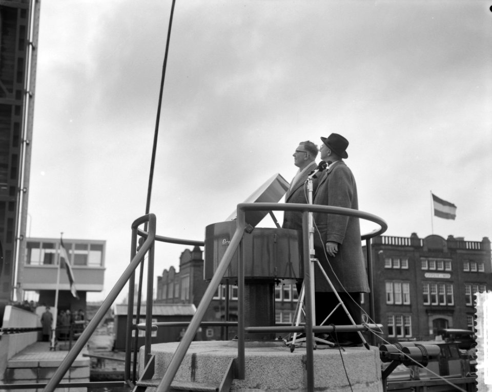 Bruggendag in Amsterdam, dr ir Jansonius en wethouder Van t Hull bij Westerdok, Bestanddeelnr 911-8196