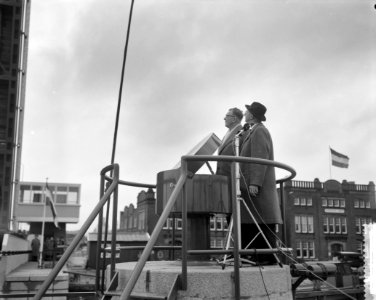 Bruggendag in Amsterdam, dr ir Jansonius en wethouder Van t Hull bij Westerdok, Bestanddeelnr 911-8196 photo