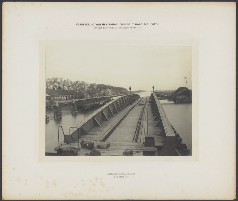 Bruggen en spoorbaanomlegging te Sluiskil. Spoorbrug na aanvaring, Bestanddeelnr 779