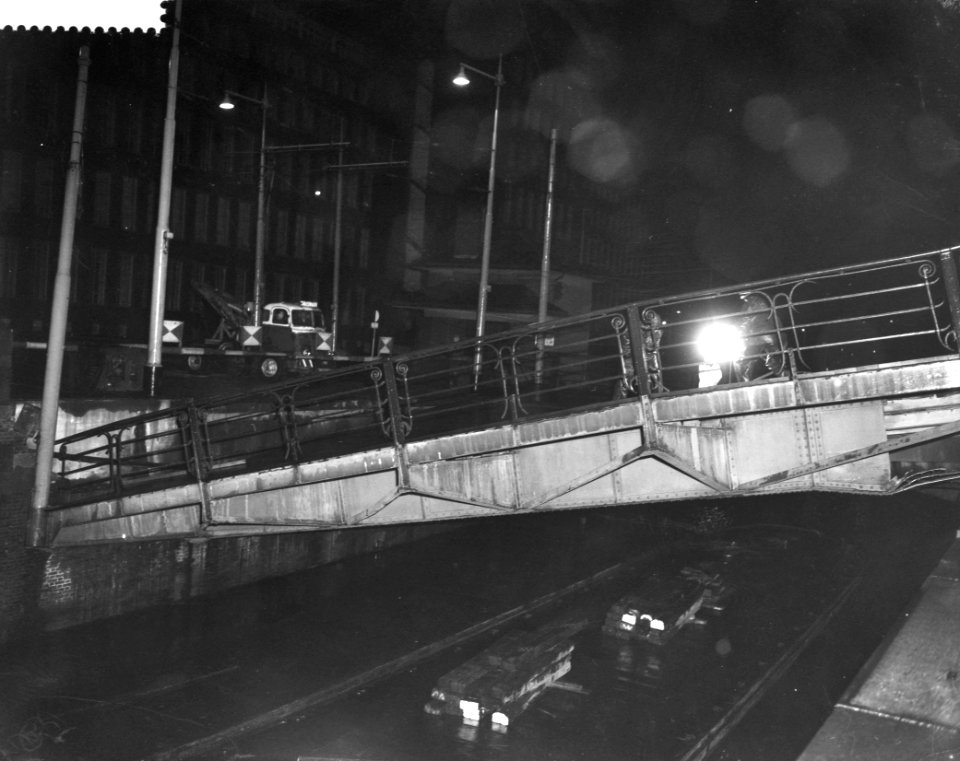 Brug van de Parksluizen te Rotterdam ingestort door het afbreken van een contrag, Bestanddeelnr 910-8966