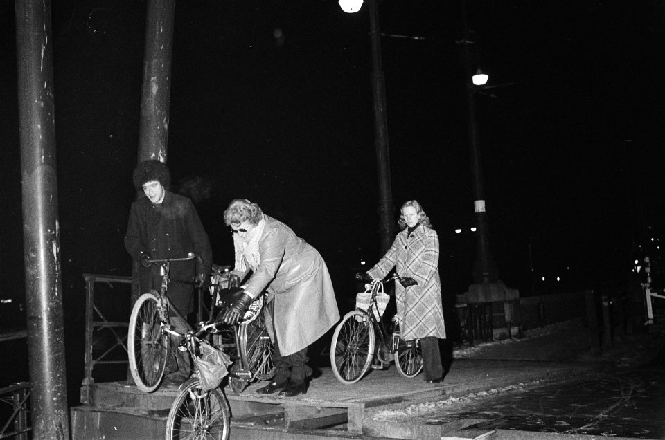 Brug over Amstel (Amsterdam) kan niet meer dicht door stroomstoring fietsers kl, Bestanddeelnr 930-0780