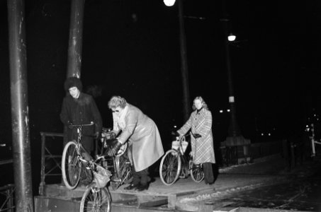 Brug over Amstel (Amsterdam) kan niet meer dicht door stroomstoring fietsers kl, Bestanddeelnr 930-0780