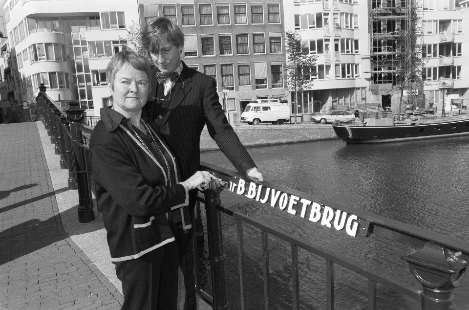 Brug over Zwanenburgwal in A'dam wordt vernoemd naar architect Bijvoet (Muziekth, Bestanddeelnr 934-0905
