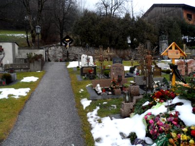 Bruck-am-Ziller-Friedhof-mit-Kreuz photo