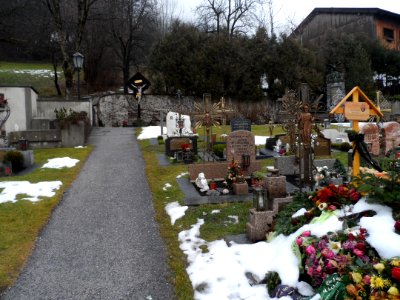 Bruck-am-Ziller-Friedhof-mit-Kreuz
