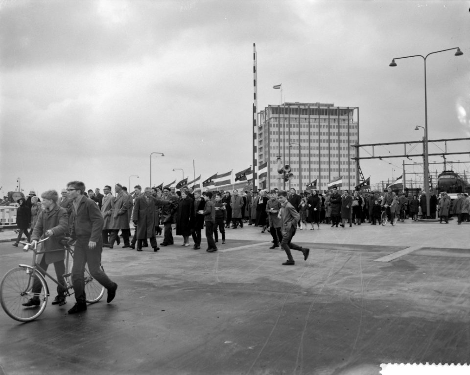 Bruggendag in Amsterdam, de Westerdokssluisbrug is geopend, Bestanddeelnr 911-8197
