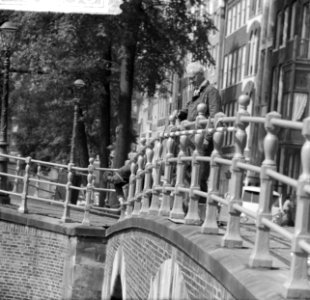 Bruggen beschilderen in Amsterdam, Bestanddeelnr 912-6338 photo