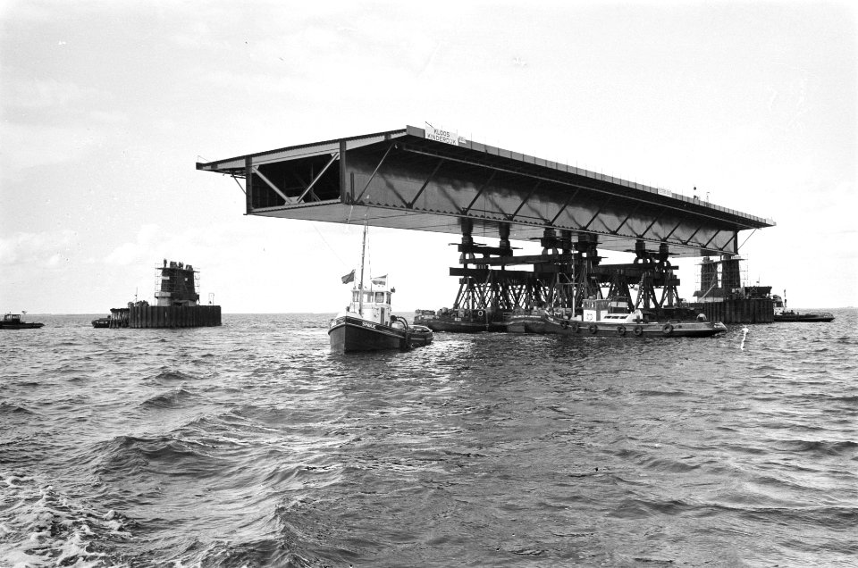 Brug over het Haringvliet bij Numansdorp, invaren van het 106 meter lange brug g, Bestanddeelnr 914-3033