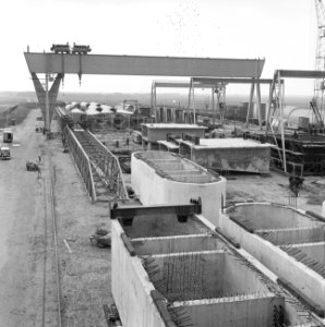 Brug over Ooster-Schelde, langste brug van Europa Op de voorgrond enige putten , Bestanddeelnr 915-7907