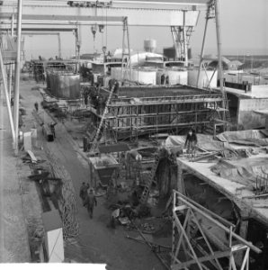 Brug over Ooster-Schelde, langste brug van Europa Op de voorgrond enige putten , Bestanddeelnr 915-7915