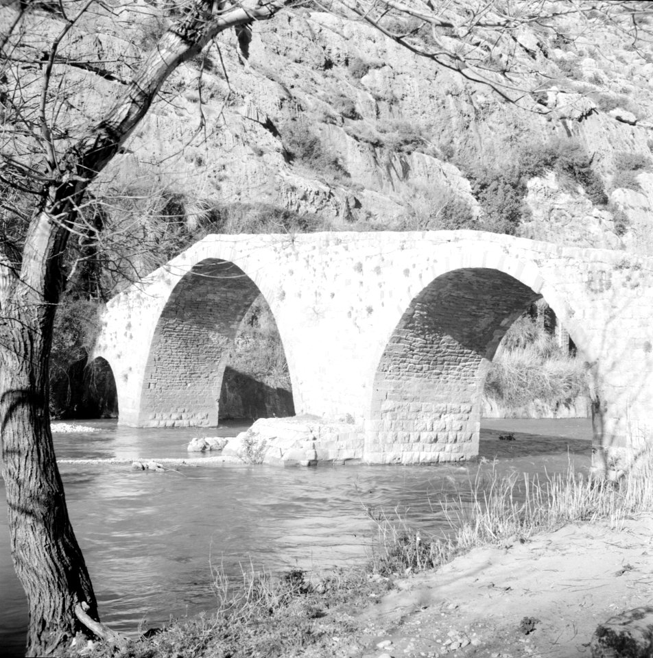 Brug over de rivier in de kloof van de rivier Nahr el Kelb, Bestanddeelnr 255-6421