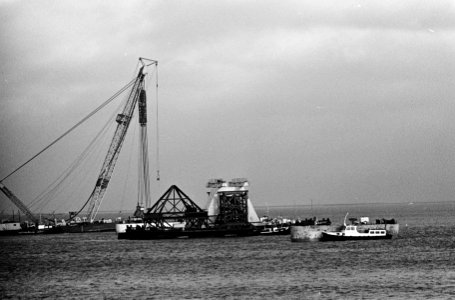 Brug over Ooster-Schelde, langste brug van Europa Op de voorgrond enige putten , Bestanddeelnr 915-7904