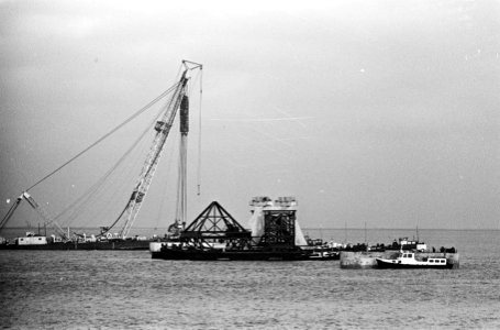 Brug over Ooster-Schelde, langste brug van Europa Op de voorgrond enige putten , Bestanddeelnr 915-7902