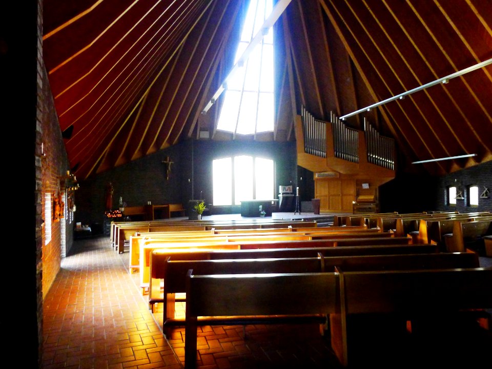 Bruder Klaus (Berlin-Britz) Kirchenraum vorn