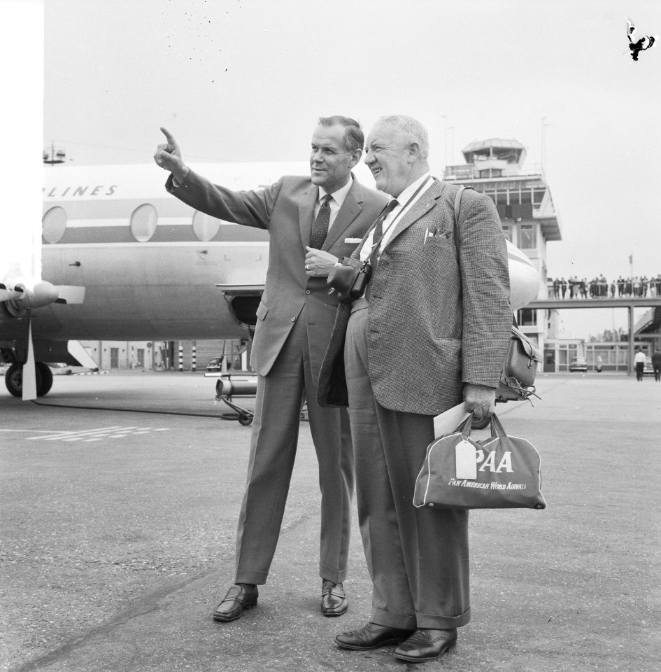 Bruce Sharp op Schiphol (bekend uit de Melbournerace) (rechts), Bestanddeelnr 916-5950