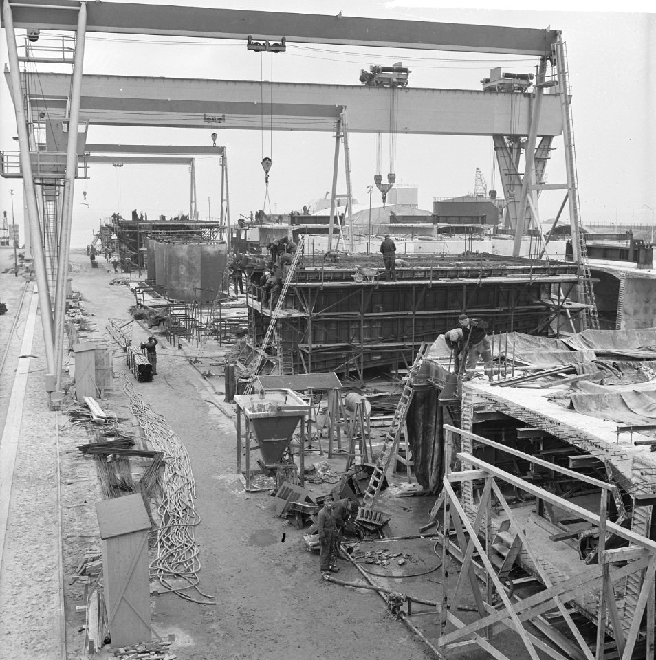 Brug over Ooster-Schelde, langste brug van Europa Op de voorgrond enige putten , Bestanddeelnr 915-7916