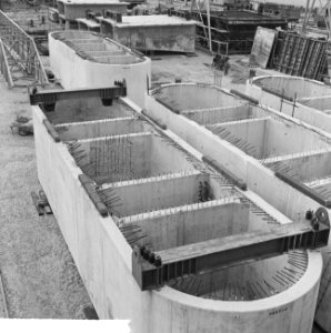 Brug over Ooster-Schelde, langste brug van Europa Op de voorgrond enige putten , Bestanddeelnr 915-7911