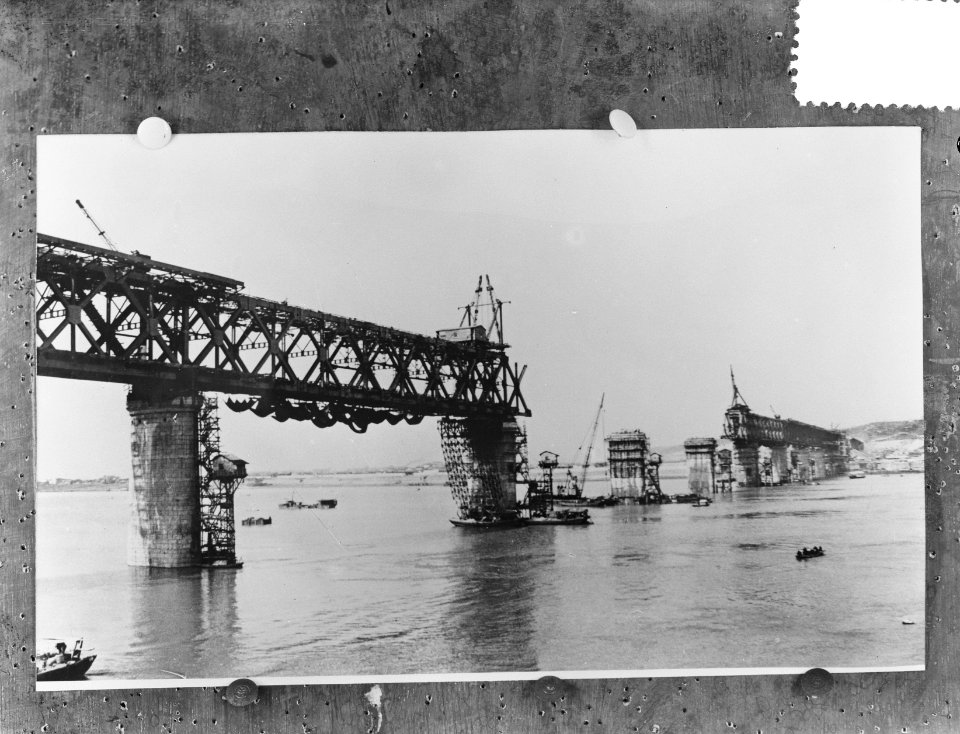 Brug over de Yangtze Alle acht de pijlers zijn nu klaar, Bestanddeelnr 908-4417